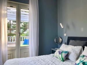 A bed or beds in a room at Villa Dolphin Akrata