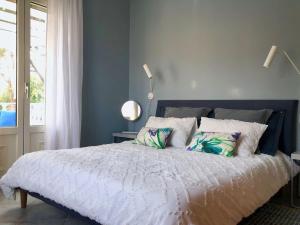 A bed or beds in a room at Villa Dolphin Akrata