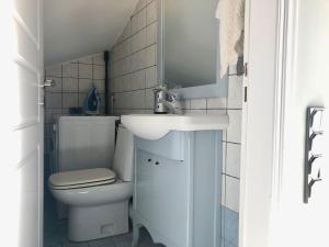 A bathroom at Villa Dolphin Akrata