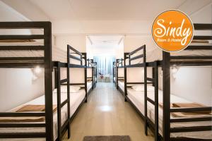 Postel nebo postele na pokoji v ubytování Sindy's Hostel