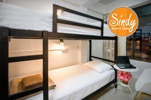 Postel nebo postele na pokoji v ubytování Sindy's Hostel