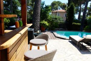 アンティーブにあるCôte d'Azur Villa - Juan-les-Pins - 900m beachのパティオ(椅子2脚付)、スイミングプールが備わります。