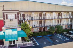 een luchtzicht op een hotel met een parkeerplaats bij Executive Economy Lodge in Pompano Beach