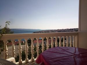 balcone con vista sull'oceano di apartmani Maris a Trogir