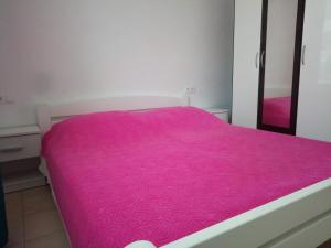 Ein Bett oder Betten in einem Zimmer der Unterkunft apartmani Maris
