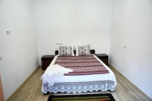 Un pat sau paturi într-o cameră la Valea Stâncii