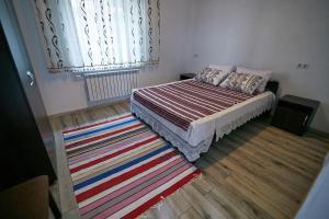 Un pat sau paturi într-o cameră la Valea Stâncii