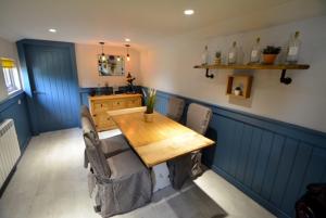 comedor con mesa de madera y sillas en Craiglockhart Lodge, en Edimburgo