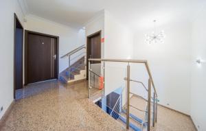 eine Treppe in einem Haus mit einem Glasgeländer in der Unterkunft Lilu Apartamenty in Dziwnów