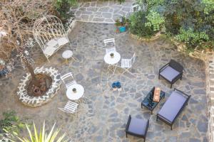Draufsicht auf eine Terrasse mit Stühlen und Tischen in der Unterkunft Galini Mare in Agia Galini