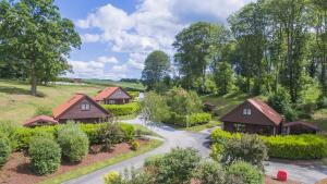 eine Luftansicht auf ein Dorf mit Holzcottages in der Unterkunft High Oaks Grange - Lodges in Pickering