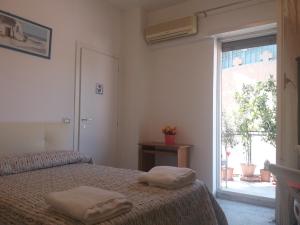 Un dormitorio con una cama con dos almohadas encima. en Apartament Silvy Trastevere, en Roma