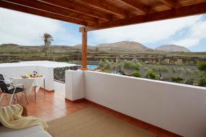 balcón con mesa y vistas al desierto en Villa Nueva, en Mala