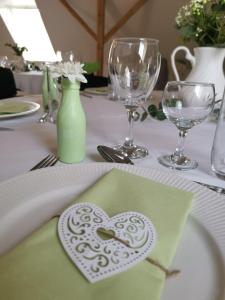 un tavolo con un piatto bianco con un cuore sopra di Hos Mette a Børkop