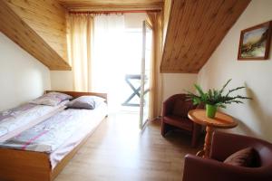 מיטה או מיטות בחדר ב-Michałek w Rowach