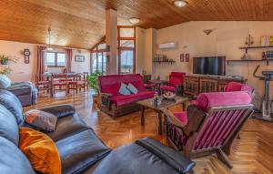 Il comprend un salon doté de meubles et d'une télévision. dans l'établissement Apartment Lorencin Milka, à Medulin