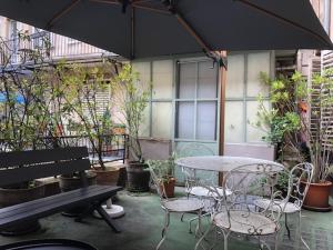 ストラスブールにあるLes Serruriers - Appartement Spacieux avec Terrasse & Parkingのパティオ(テーブル、椅子、ベンチ付)