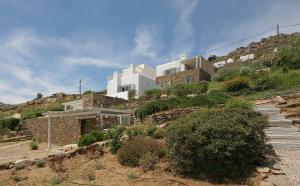una casa en la ladera de una colina en Plan-B Holidays, en Playa Kalo Livadi