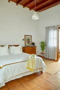 Un dormitorio con una gran cama blanca y una ventana en Villa Nueva en Mala