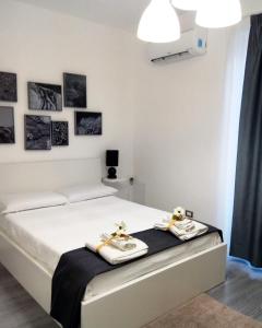 a bedroom with a bed with two towels on it at L'AF ROOMS in Favara