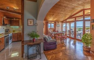 une cuisine et un salon avec une table et des chaises dans l'établissement Apartment Lorencin Milka, à Medulin