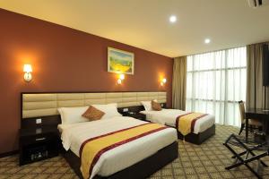 Postel nebo postele na pokoji v ubytování Hallmark Regency Hotel - Johor Bahru + 28 fotografií