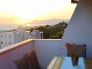 balcón con mesa y vistas al océano en Villa Oliva, en Makarska