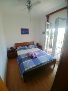 a bedroom with a bed with two towels on it at Apartman Katarina in Seget Vranjica
