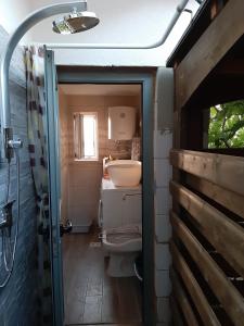 La salle de bains est pourvue de toilettes et d'un lavabo. dans l'établissement Sunrise Apartments, à Vis
