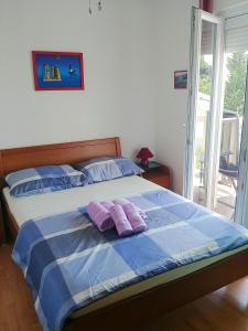 a bedroom with a bed with two towels on it at Apartman Katarina in Seget Vranjica