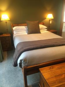 - une chambre avec un grand lit et deux lampes dans l'établissement Lansdown Peaks Apartments, à Wanaka