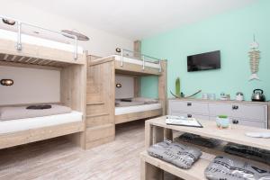 Двухъярусная кровать или двухъярусные кровати в номере Beach House 9