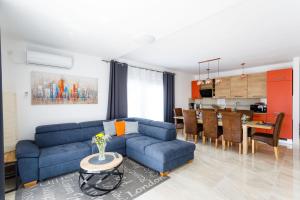 A seating area at House - Villa Skyline