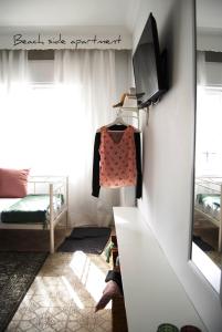 een kamer met een bed en een televisie aan de muur bij Beach Side Apart I in Kavala