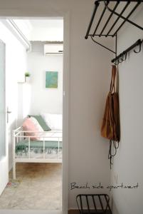 een hal die leidt naar een slaapkamer met een bed bij Beach Side Apart I in Kavala