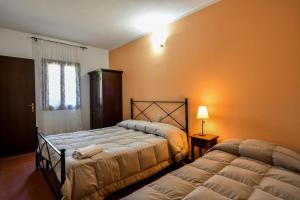 AGRITURISMO LA VALLE DEI BRONZETTI客房内的一张或多张床位