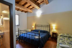 卡夏AGRITURISMO LA VALLE DEI BRONZETTI的一间带床的卧室和一间浴室