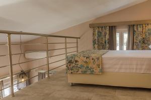 Un pat sau paturi într-o cameră la Arina Villa