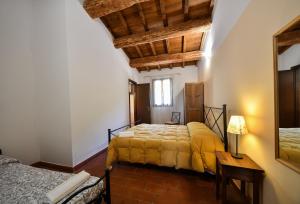 AGRITURISMO LA VALLE DEI BRONZETTI客房内的一张或多张床位