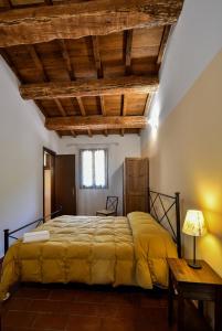 AGRITURISMO LA VALLE DEI BRONZETTI客房内的一张或多张床位