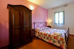 AGRITURISMO LA VALLE DEI BRONZETTI客房内的一张或多张床位