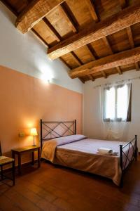 AGRITURISMO LA VALLE DEI BRONZETTI客房内的一张或多张床位