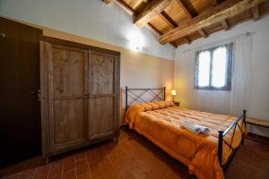 AGRITURISMO LA VALLE DEI BRONZETTI客房内的一张或多张床位