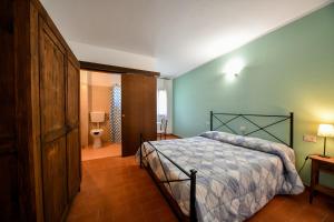 AGRITURISMO LA VALLE DEI BRONZETTI客房内的一张或多张床位