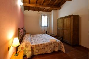 AGRITURISMO LA VALLE DEI BRONZETTI客房内的一张或多张床位