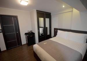 מיטה או מיטות בחדר ב-qp Hotels Trujillo