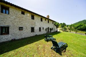 AGRITURISMO LA VALLE DEI BRONZETTI外面的花园
