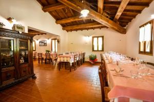 AGRITURISMO LA VALLE DEI BRONZETTI餐厅或其他用餐的地方