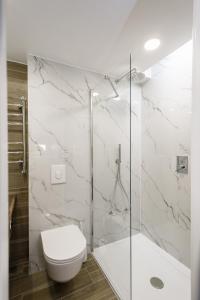 un bagno bianco con wc e doccia di City Center Apartment in Siauliai a Šiauliai Altre 25 foto