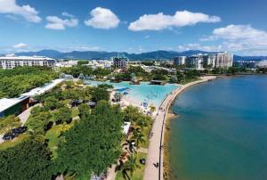 - Vistas aéreas a la playa y a la ciudad en Luxury waterfront sea view apartment - do not book, en Cairns